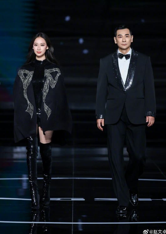 大牛配资 53岁赵文卓带18岁大女儿走秀，两人五官神似如复制粘贴，妻子张丹露：很恍惚，很感动