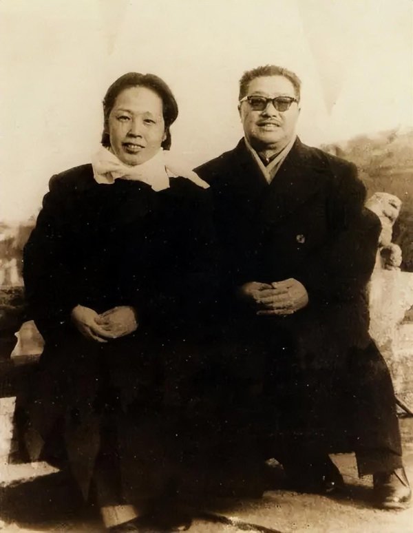 点登富 周总理问贺龙夫人：中央决定把贺龙的元帅军衔撤下，你同意吗？