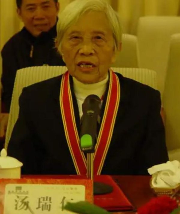 天牛宝 79年汤瑞仁在韶山看到一个身影，抱住痛哭：主席您老人家可回来了